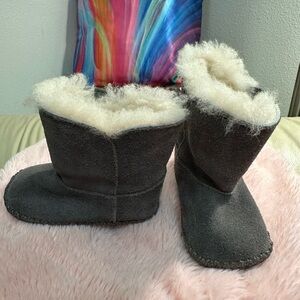 Baby UGGs Adorable Infan UGG booties Suede 
Size 23 Months